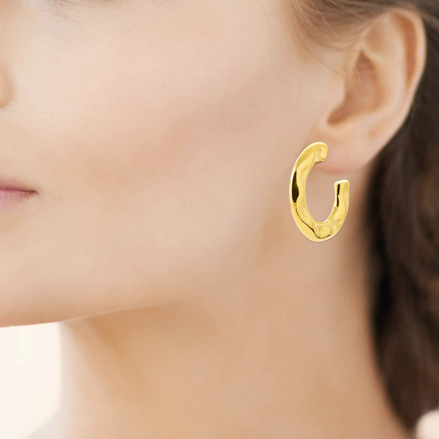 Boucles d’oreilles Demi-Créoles "Cordage Solaire" en PVD Doré (Fermoir Papillon), portées à l’oreille