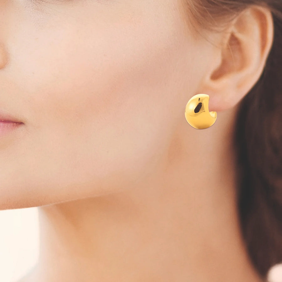Boucles d’oreilles demi-créoles bulle en acier PVD doré, portées à l’oreille