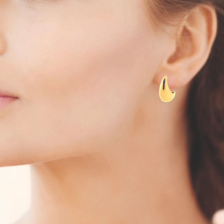 Boucles d’oreilles demi-créoles dôme en acier PVD doré, portées à l’oreille