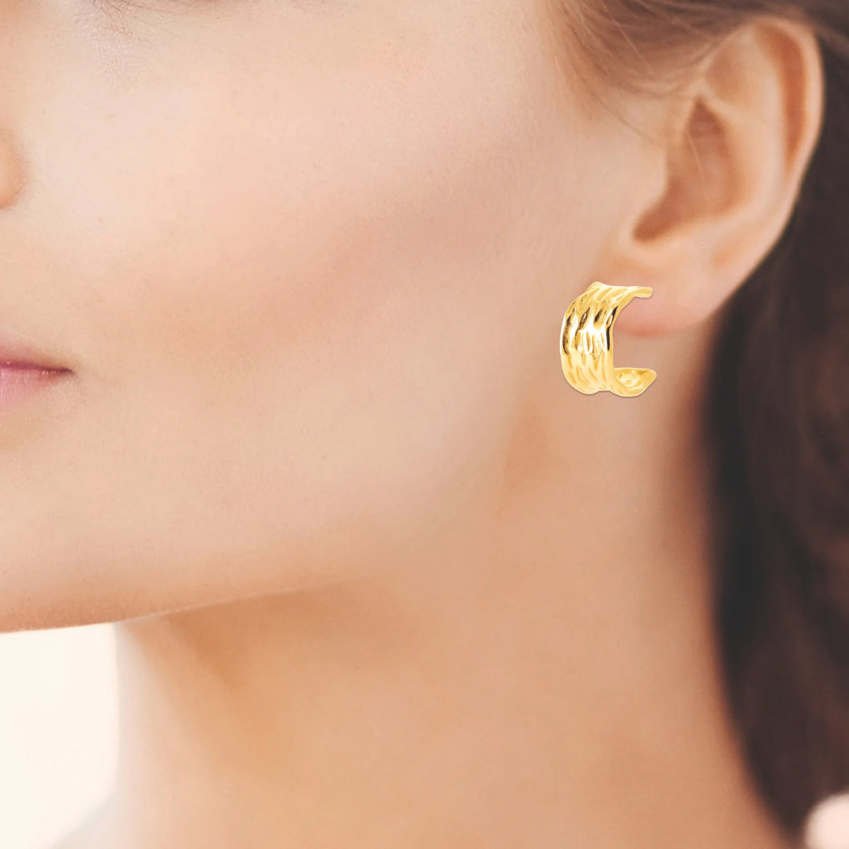 Boucles d’oreilles demi-créoles martelées en acier PVD doré
