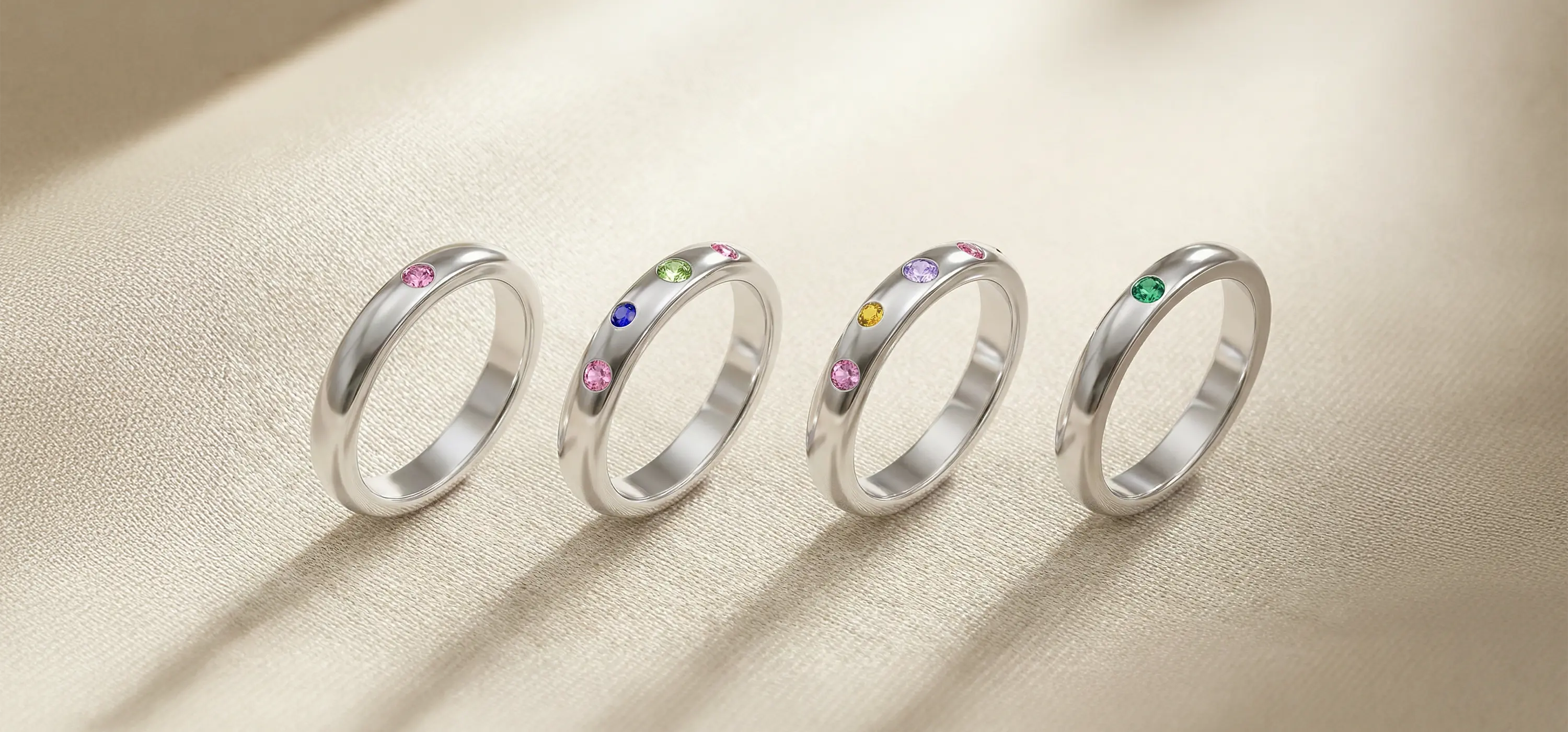 Bague “Elisa” en argent massif 950 Bajoia, sertie de saphirs et de pierres fines, portée avec élégance sur une main pour révéler son éclat lunaire et son serti affleurant.