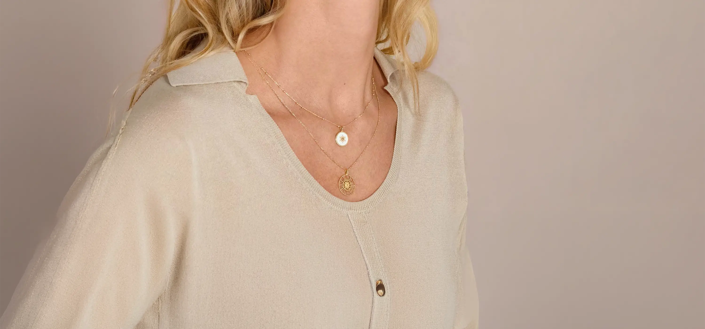 Composez votre collier unique. Vaste choix de pendentifs symboliques et chaînes dorées résistantes. Créez votre talisman. Livraison gratuite incluse.