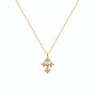 Pendentif croix fleurdelisée ouvragée sertie d’un zircon en plaqué or vu de profil