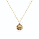 Pendentif médaille octogonale rose des vents en plaqué or vu de profil