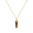 Pendentif tiki ajouré sur pierre noire en plaqué or vu de profil